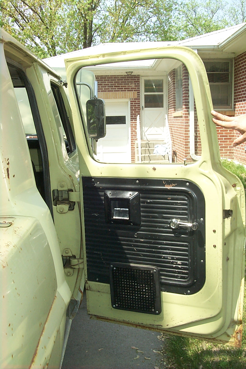 armrest_crewcab-rear02.JPG