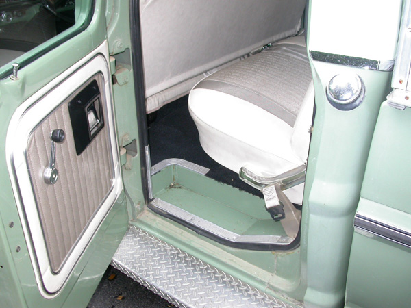 armrest_crewcab-rear03.JPG